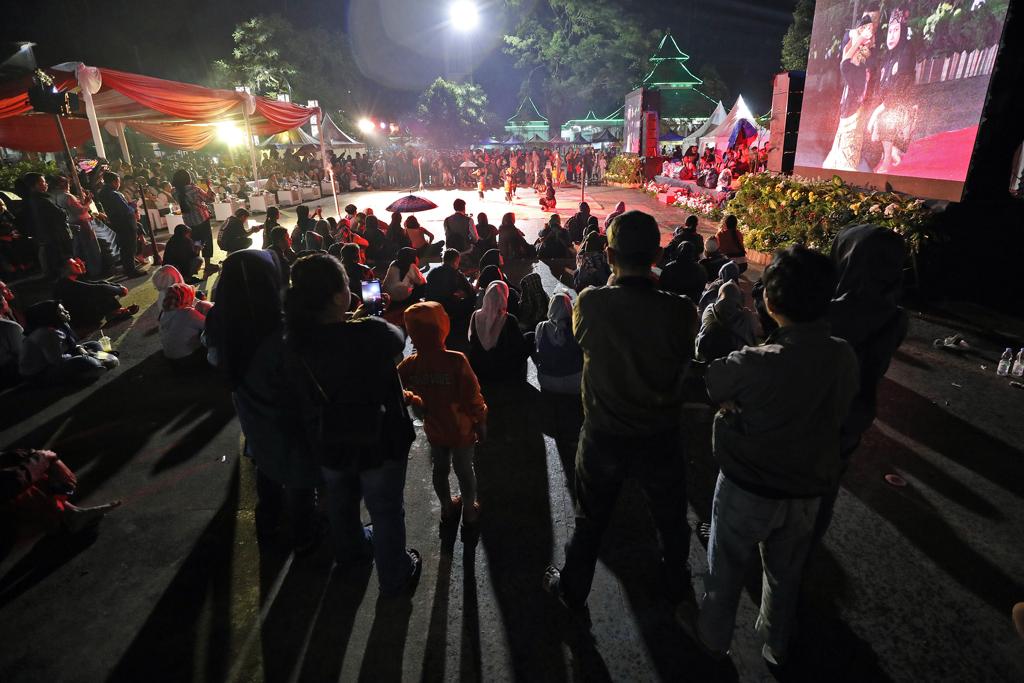 Suasana acara panggung pagelaran Budaya Sadar Bencana (BSB) yang diinisiasi BNPB untuk memberikan edukasi dan literasi kebencanaan di Alun-alun Kabupaten Sumedang, Provinsi Jawa Barat, pada Sabtu (8/7). 